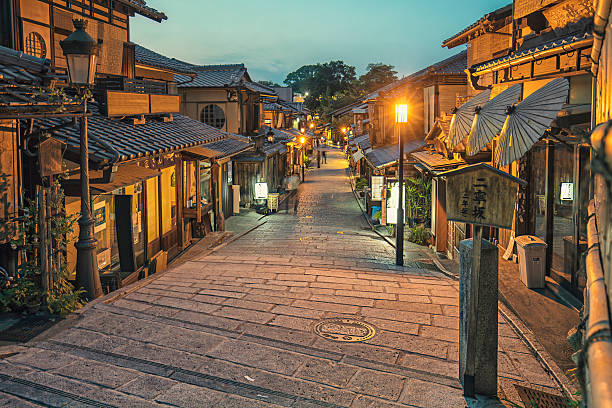 京都祇園地区 夕暮れ - 祇園 ストックフォトと画像