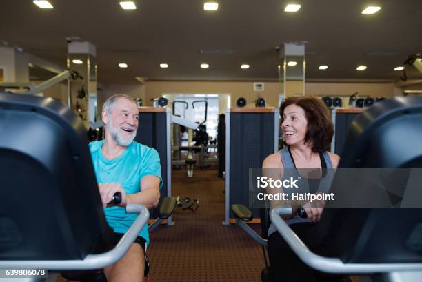 Schöne Fit Senior Paar Im Fitnessstudio Tun Cardioworkout Stockfoto und mehr Bilder von Liegefahrrad