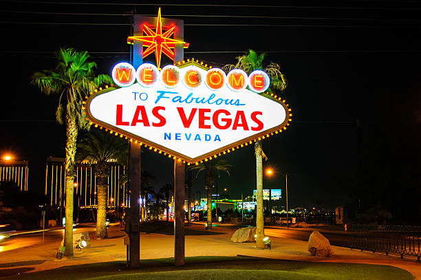 bienvenido al fabuloso cartel de las vegas, nevada, ee.uu. - welcome to fabulous las vegas sign las vegas metropolitan area famous place night fotografías e imágenes de stock