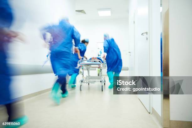 Ärzte Die Für Die Operation Laufen Stockfoto und mehr Bilder von Krankenhaus - Krankenhaus, Unfall und Katastrophe, Dringlichkeit