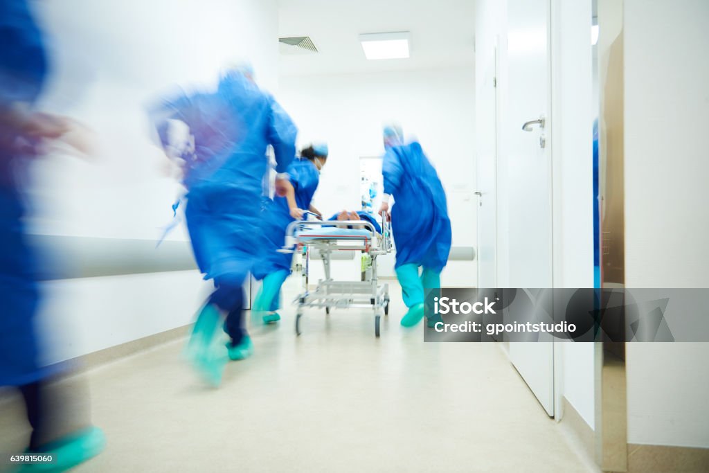 Médecins en lice pour la chirurgie - Photo de Hôpital libre de droits