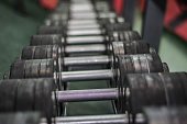 reihen-von-hanteln-auf-einem-gym-rack.jpg?b=1&s=170x170&k=20&c=-w02JiTioJQx3C75-LFwWh7wrOs3UC4GyKRb1NoZ-Ns=