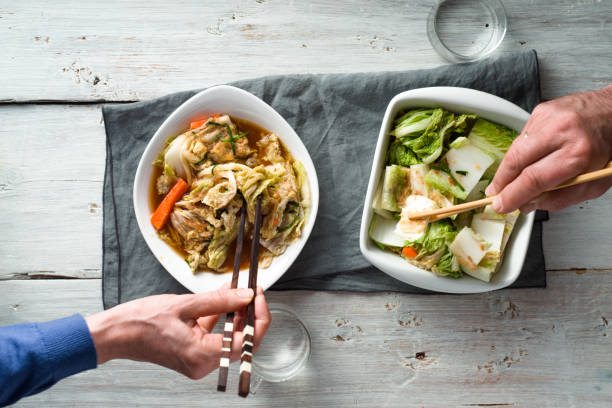 comer kimchi en la vista de mesa de madera blanca - sales meeting fotografías e imágenes de stock