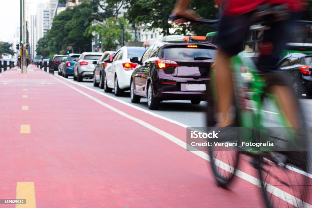 Bicyle und Autos in der Innenstadt - Lizenzfrei Radfahren Stock-Foto