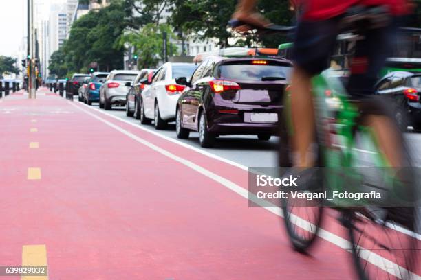 Bicyle Und Autos In Der Innenstadt Stockfoto und mehr Bilder von Radfahren - Radfahren, Fahrrad, São Paulo