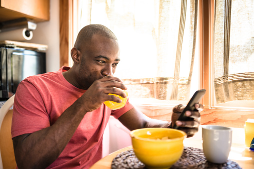 Chico africano haciendo Desayuno en su casa photo