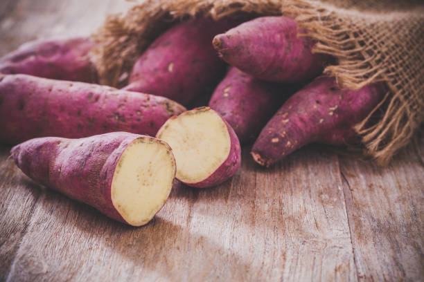 batatas-doce - sweet potato imagens e fotografias de stock