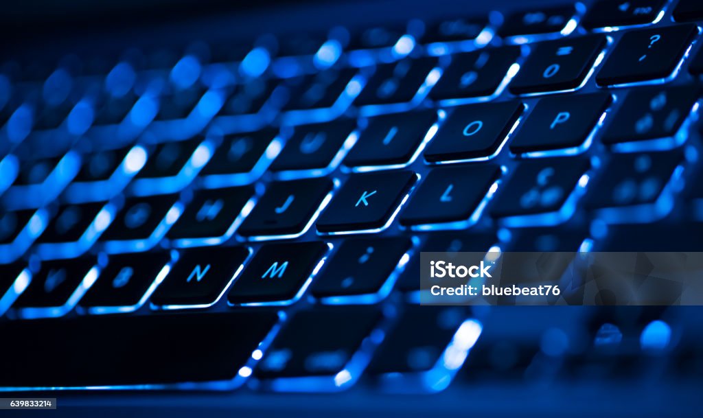 Primer plano de la iluminación del teclado del ordenador portátil, teclado retroiluminado - Foto de stock de Teclado de ordenador libre de derechos