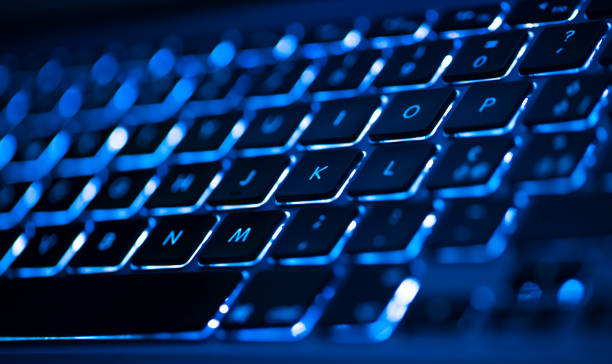 close-up da iluminação do teclado do laptop, teclado retroiluminado - industrial equipment automated business push button - fotografias e filmes do acervo
