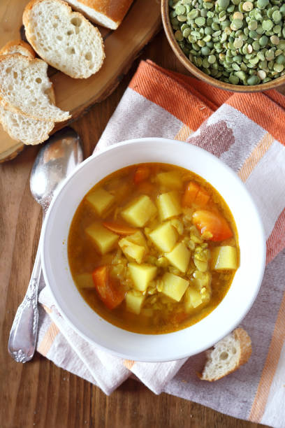 zuppa di piselli vegetali fatta in casa - split pea foto e immagini stock