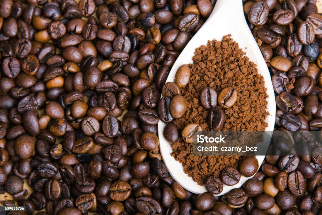 Kopi instan dalam sendok di latar belakang biji kopi - Bebas Royalti Bertekstur Foto Stok