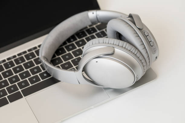 Wireless headphones and laptop computer