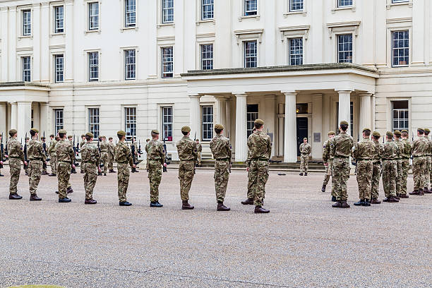 soldiers standing to attention and being inspected outside well - honor guard buckingham palace protection london england imagens e fotografias de stock