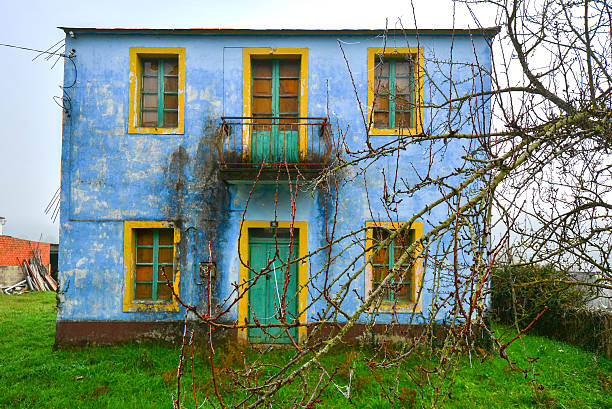 casa abbandonata colorata - fernando lugo foto e immagini stock