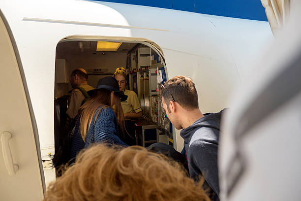 persone che entrano in aereo attraverso l'aeroporto della porta - hotel reception vacations ticket hotel key foto e immagini stock