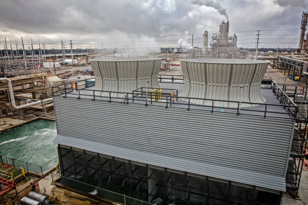 tour de refroidissement de l’usine chimique - cooling tower photos et images de collection