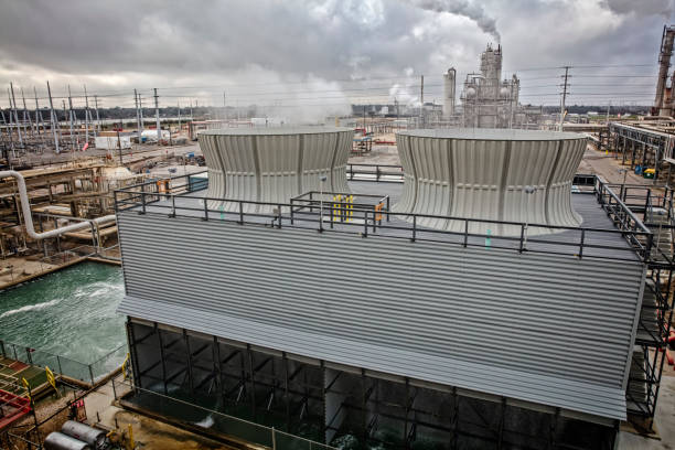 chemical plant cooling tower - torre de arrefecimento imagens e fotografias de stock