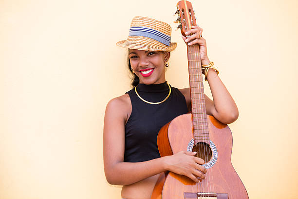 bella giovane donna cubana con chitarra, l'avana, cuba - latin music foto e immagini stock