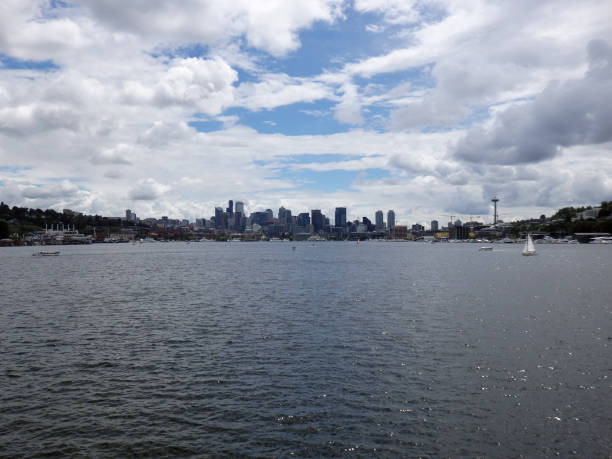 istock Union Lake and Seattle cityscape 639862972