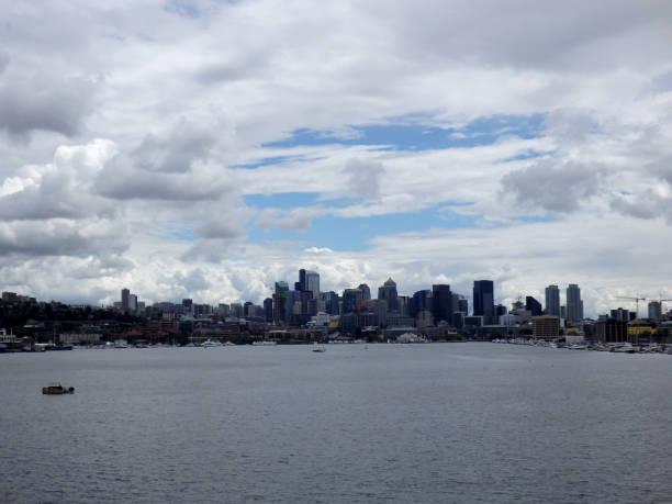 istock Union Lake and Seattle cityscape 639863002