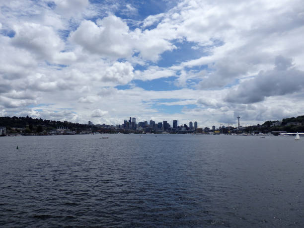 istock Union Lake and Seattle cityscape 639863004