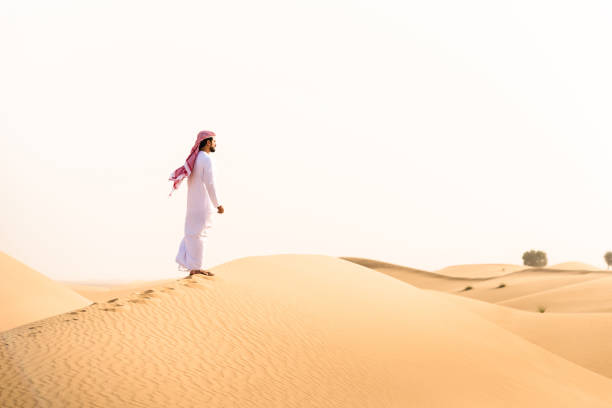 istock arabic sheik on the desert look forward 639863684