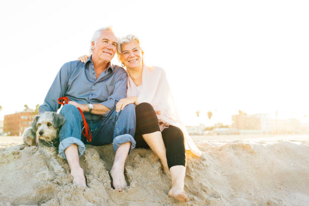 le coût du bonheur à la retraite - senior adult women adult tan photos et images de collection