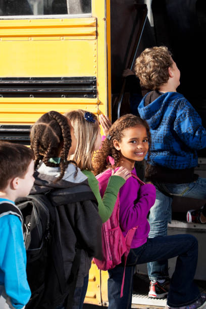 bambini scuola bus imbarco - sc0536 foto e immagini stock