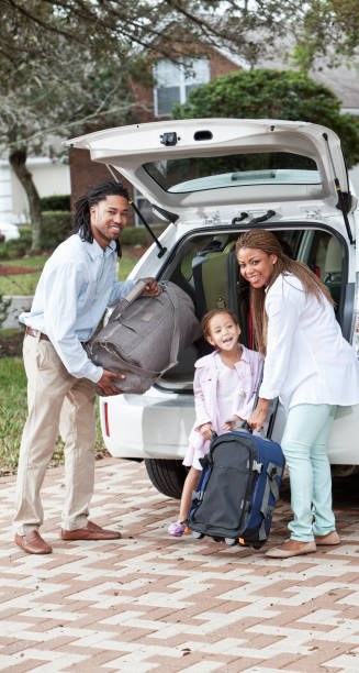 istock Family loading luggage into car 639869580