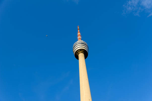 première tour de télévision du monde - stuttgart - berlin radio tower photos et images de collection