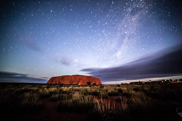 p.e. uluru kata tjuta, australia - outback desert australia sky foto e immagini stock