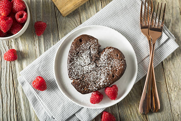 自家製スイートチョコレートハート溶岩ケーキ - heart shape snack dessert symbol ストックフォトと画像