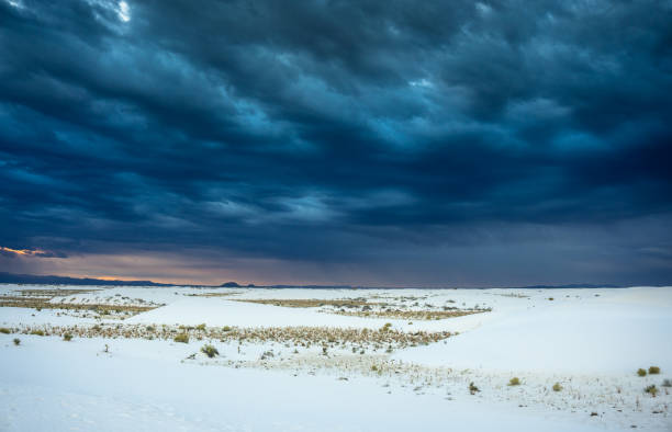 tormenta en el monumento nacional white sands - desierto chihuahua fotografías e imágenes de stock