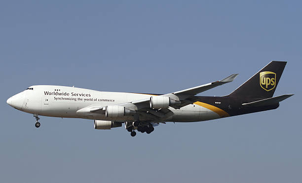 ups cargo boeing 747-400 - wheel airplane landing air vehicle photos et images de collection