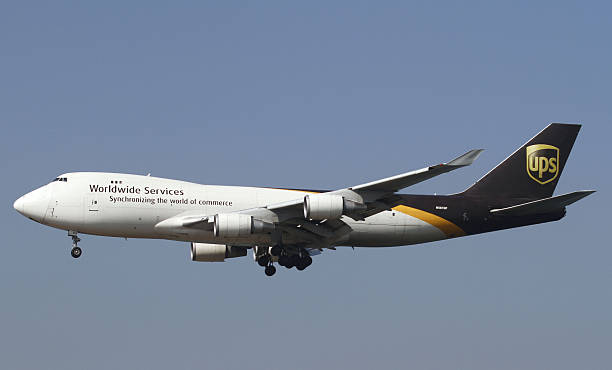ups cargo boeing 747-400 - aero imagens e fotografias de stock