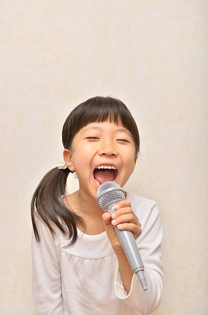 istock Singing Japanese girl 639877988