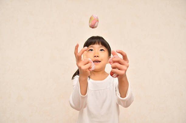 istock Japanese girl playing with Otedama 639878574