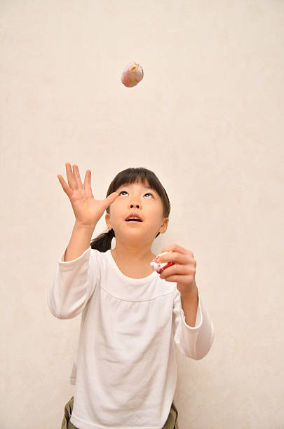 istock Japanese girl playing with Otedama 639878584
