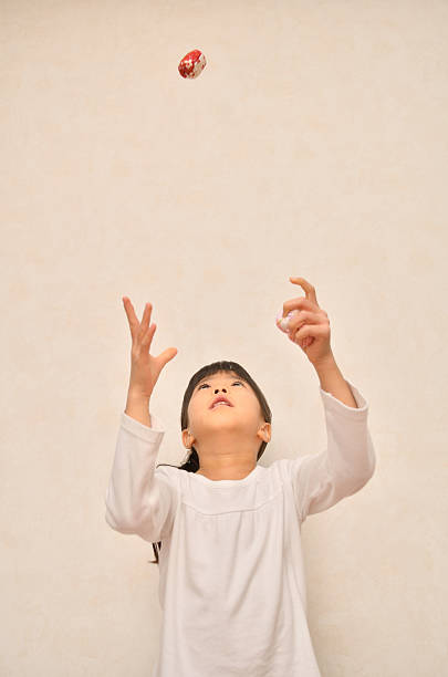 istock Japanese girl playing with Otedama 639878594