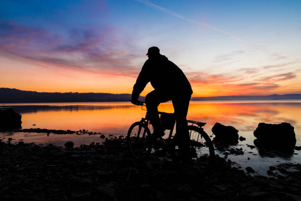 sylwetka roweru górskiego i rowerzysty o wschodzie słońca - eco turism zdjęcia i obrazy z banku zdjęć