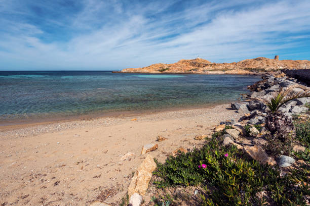 pietra islet widziana z zachodu ile-rousse na korsyce - haute balagne zdjęcia i obrazy z banku zdjęć