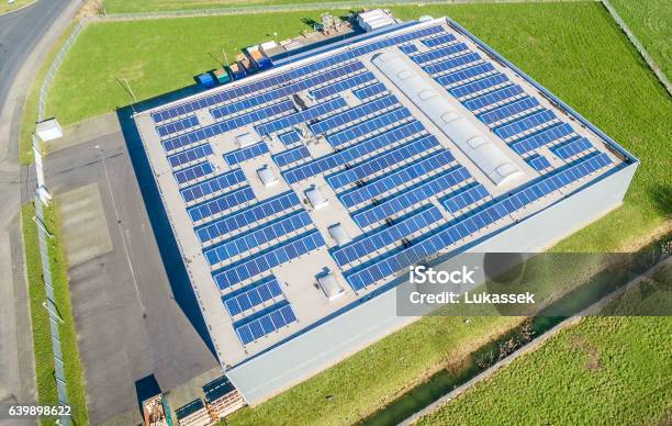 Photovoltaic Power Plant Stockfoto und mehr Bilder von Sonnenenergie - Sonnenenergie, Dach, Sonnenkollektor