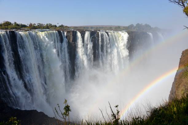 cataratas de victoria  - victoria falls waterfall zimbabwe zambia fotografías e imágenes de stock