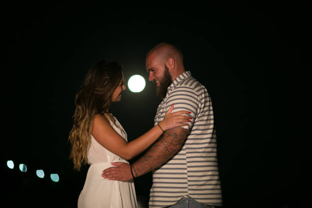 istock Couple in love on blue full moon silhouette 639900062