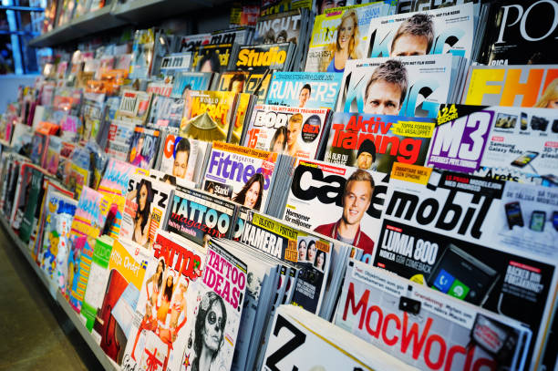 kiosque à journaux suédois, magazines mixtes - news stand photos et images de collection