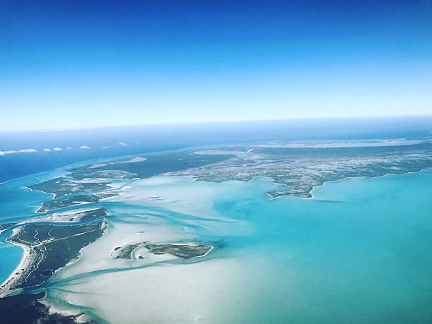 widok z lotu ptaka na wyspy turks i caicos - turks and caicos islands caicos islands bahamas island zdjęcia i obrazy z banku zdjęć