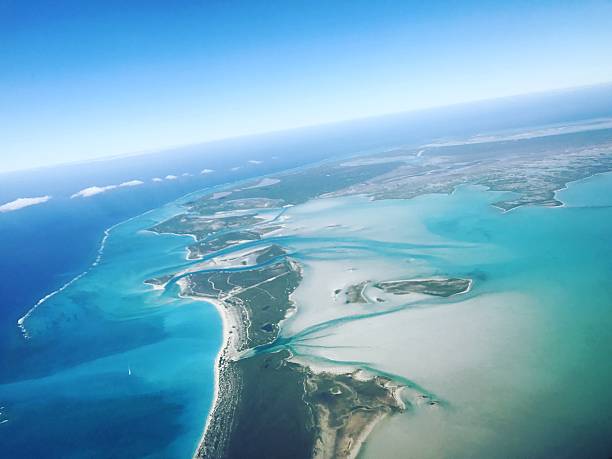 widok z lotu ptaka na wyspy turks i caicos - turks and caicos islands caicos islands bahamas island zdjęcia i obrazy z banku zdjęć