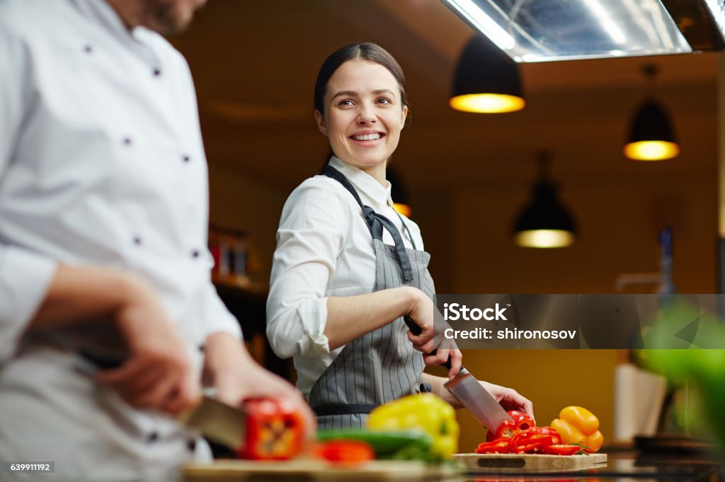 Cocinar juntos  - Foto de stock de Chef libre de derechos