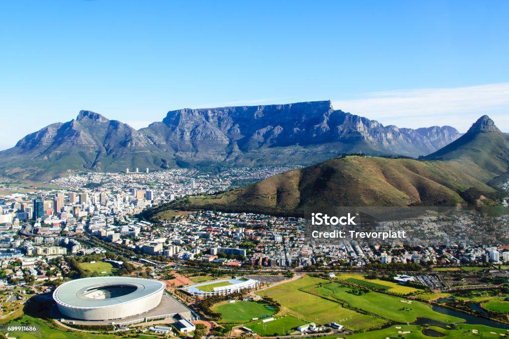 Paisaje aéreo de la Montaña de la Mesa en Ciudad del Cabo - Foto de stock de Ciudad del Cabo libre de derechos