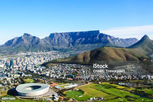 Paisaje Aéreo De La Montaña De La Mesa En Ciudad Del Cabo Foto de stock y más banco de imágenes de Ciudad del Cabo